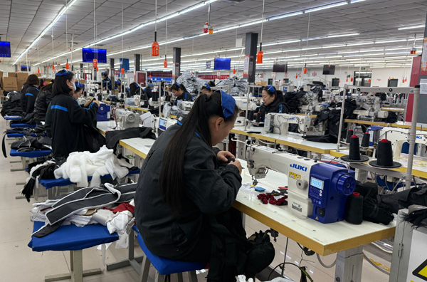 陕西华延服装厂员工在车间内赶制服装。受访者供图